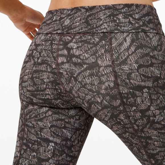 LULULEMON WUNDER UNDER HIGH RISE 23” SCALLOP HEM CROPS 23” ORIGAMI LACE BLACK. - Picture 3 of 16